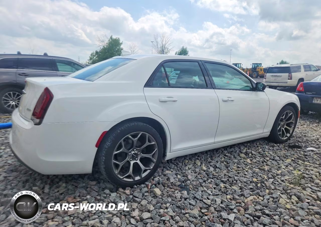 2018 Chrysler 300 Touring VIN:2C3CCAAG6JH320978 - 3