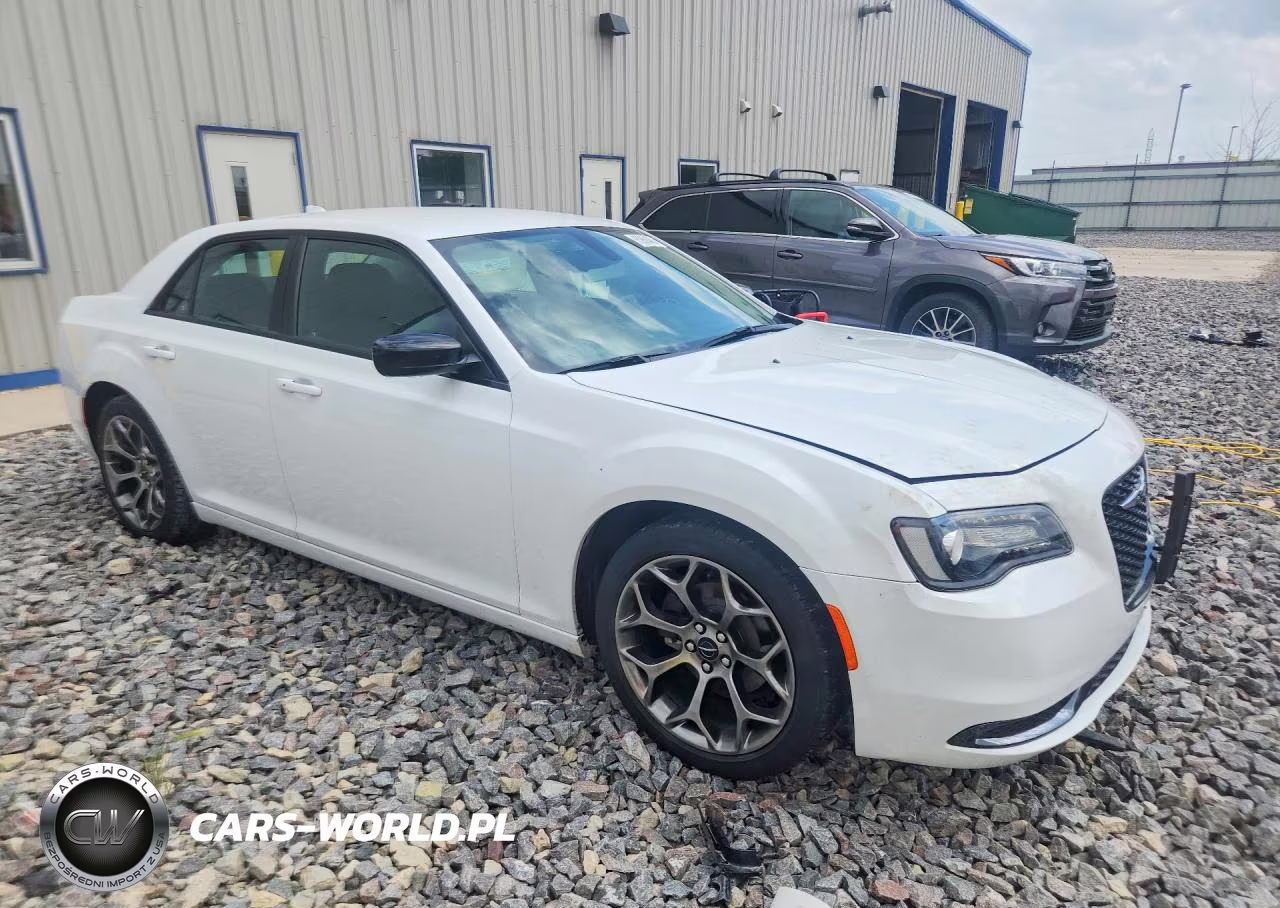 2018 Chrysler 300 Touring VIN:2C3CCAAG6JH320978 - 4