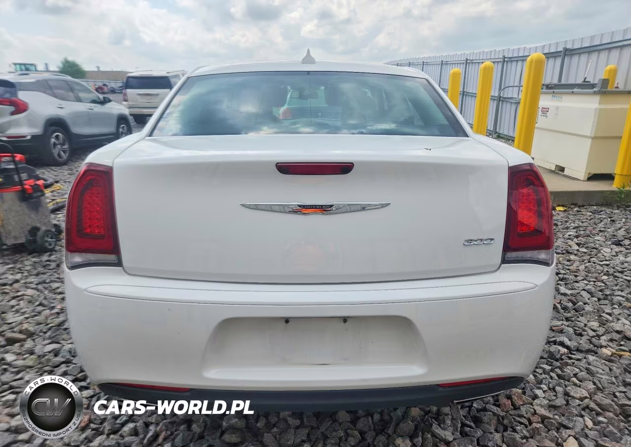 2018 Chrysler 300 Touring VIN:2C3CCAAG6JH320978 - 6