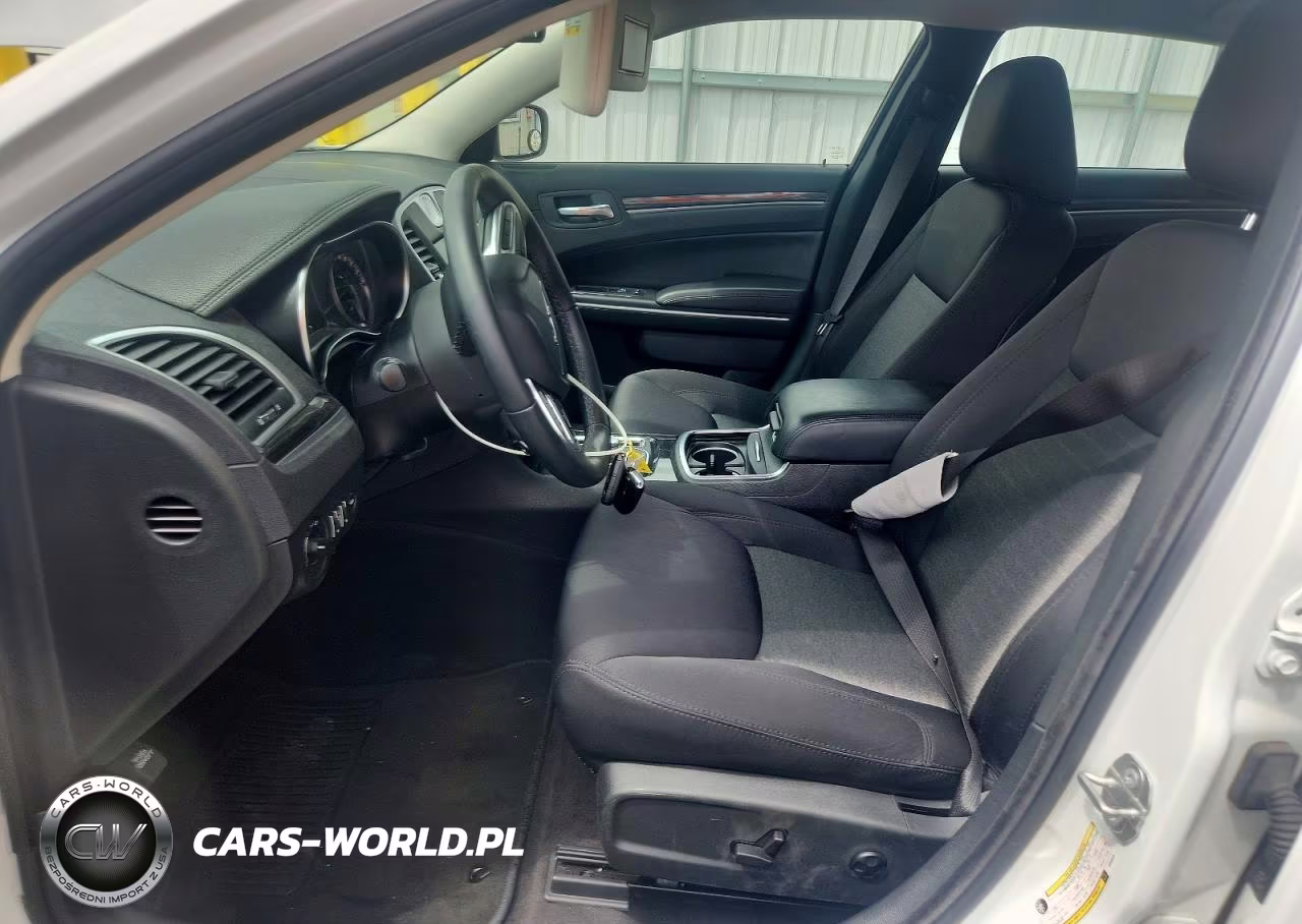 2018 Chrysler 300 Touring VIN:2C3CCAAG6JH320978 - 7