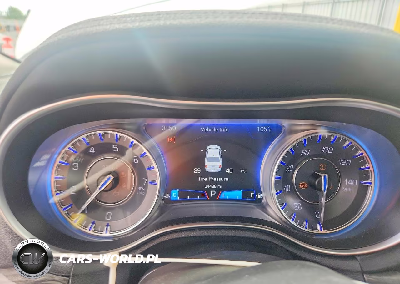2018 Chrysler 300 Touring VIN:2C3CCAAG6JH320978 - 9