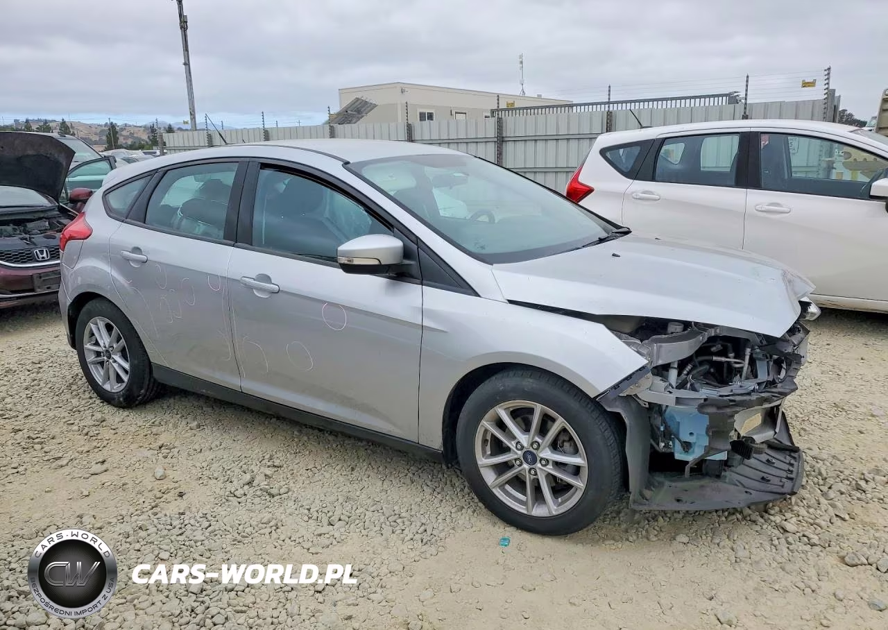 2017 Ford Focus Se VIN:1FADP3K28HL217888 - 4