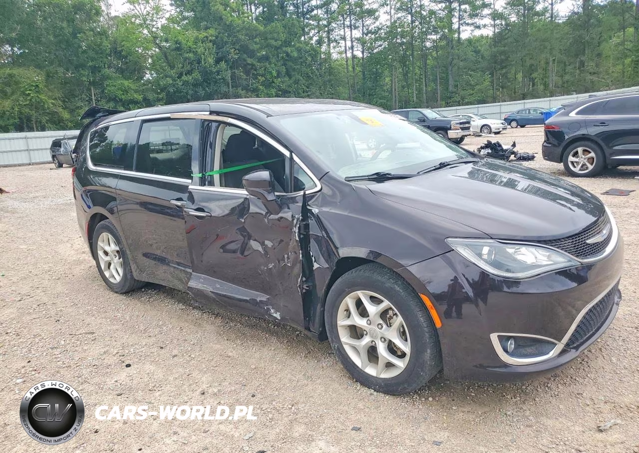 2018 Chrysler Pacifica Touring L Plus VIN:2C4RC1FG4JR129052 - 4