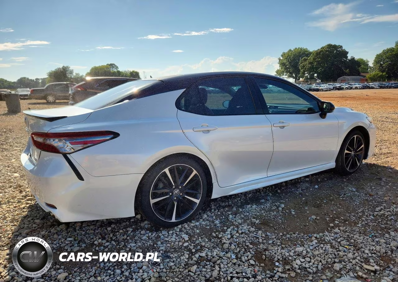 2018 Toyota Camry Xse VIN:4T1B61HK2JU154153 - 3