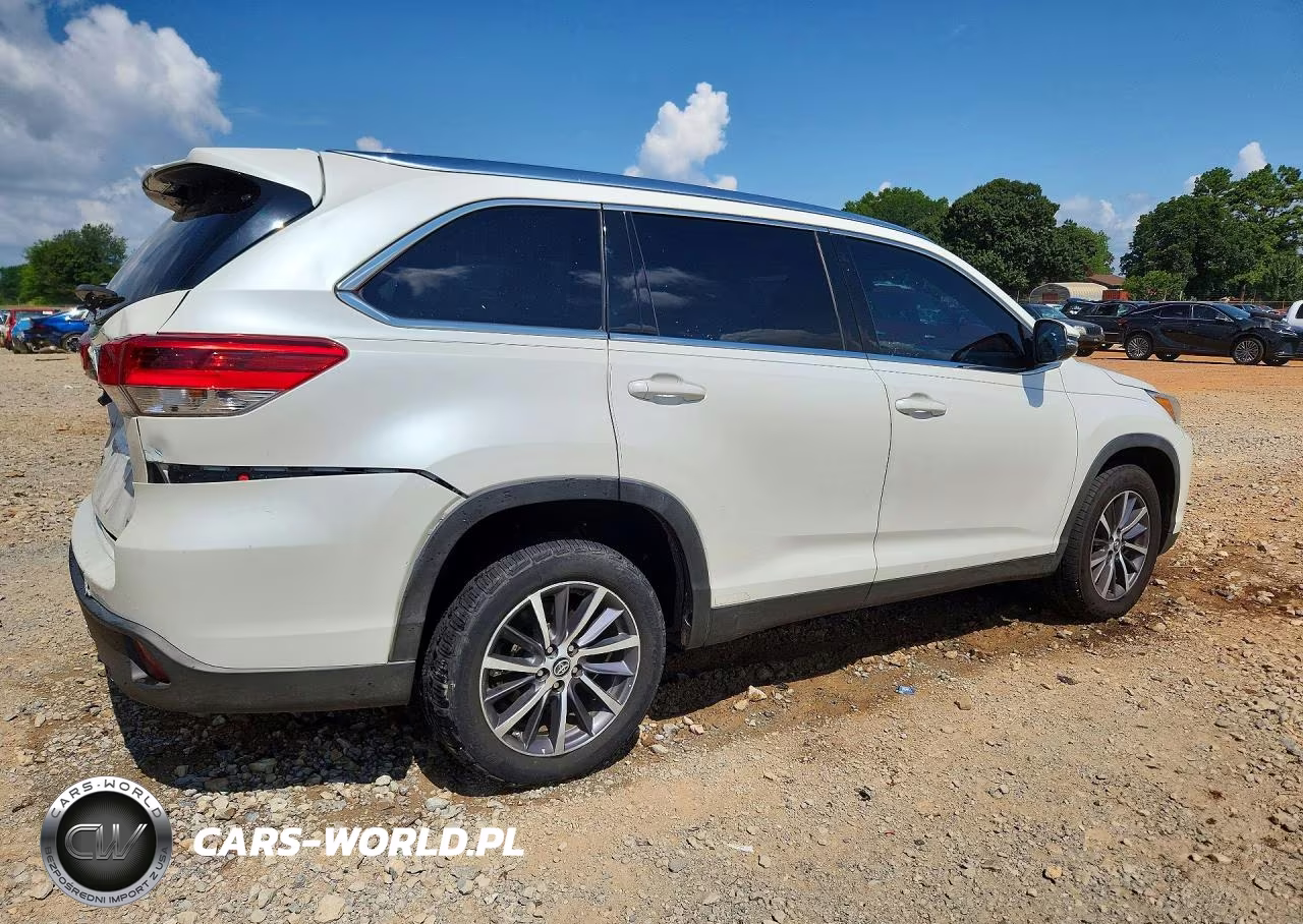 2019 Toyota Highlander Xle VIN:5TDKZRFH0KS338742 - 3