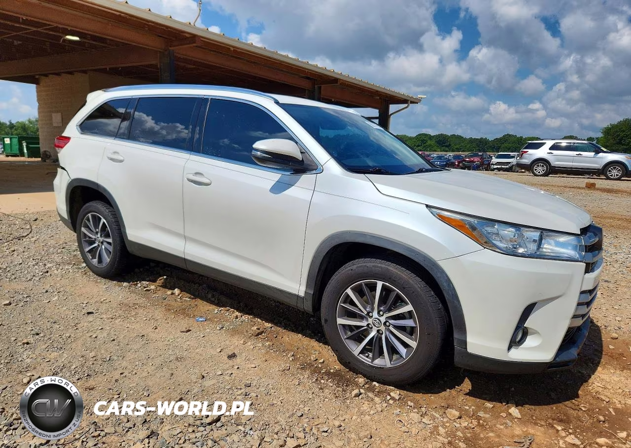 2019 Toyota Highlander Xle VIN:5TDKZRFH0KS338742 - 4