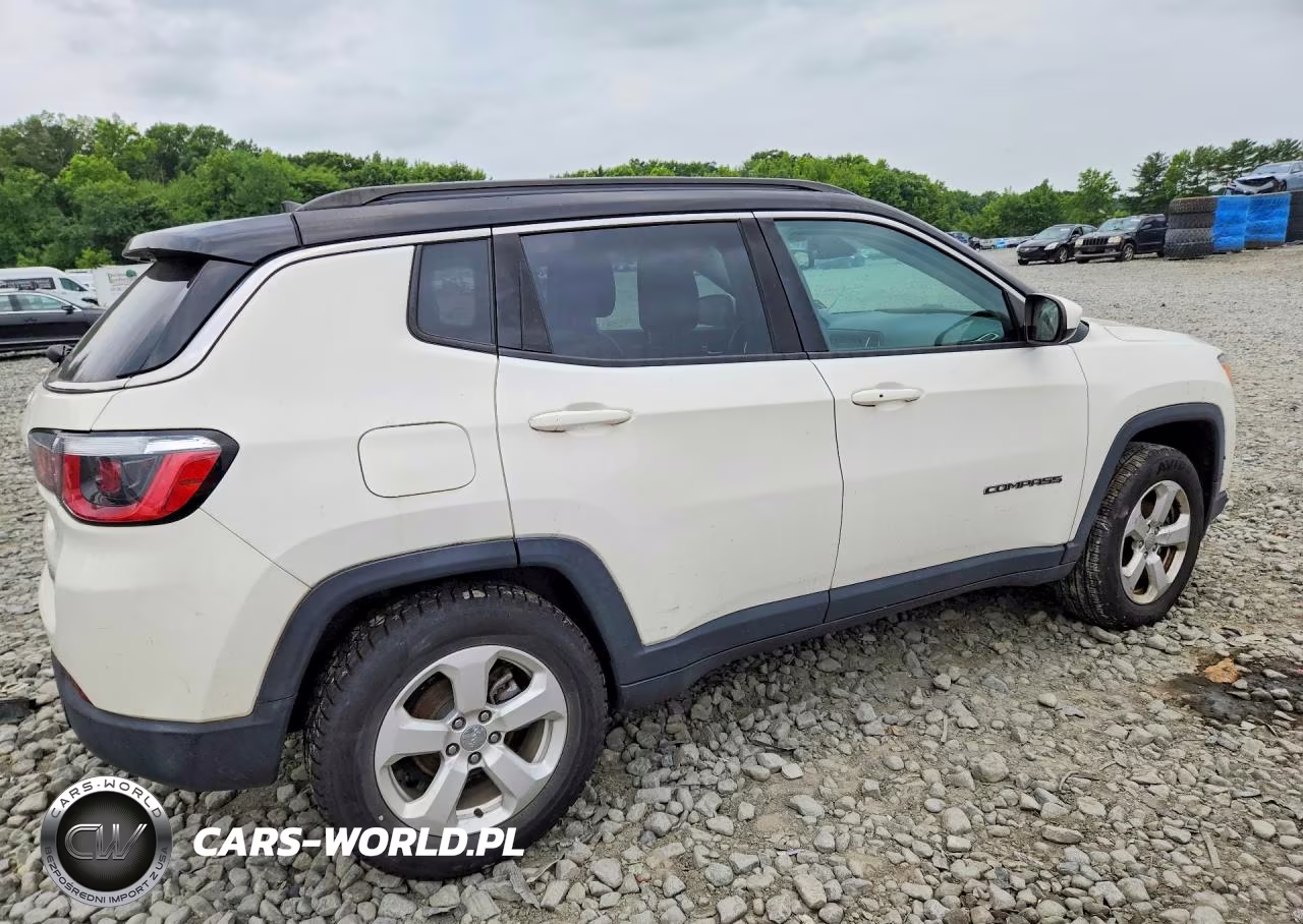2018 Jeep Compass Latitude VIN:3C4NJDBB1JT261831 - 3