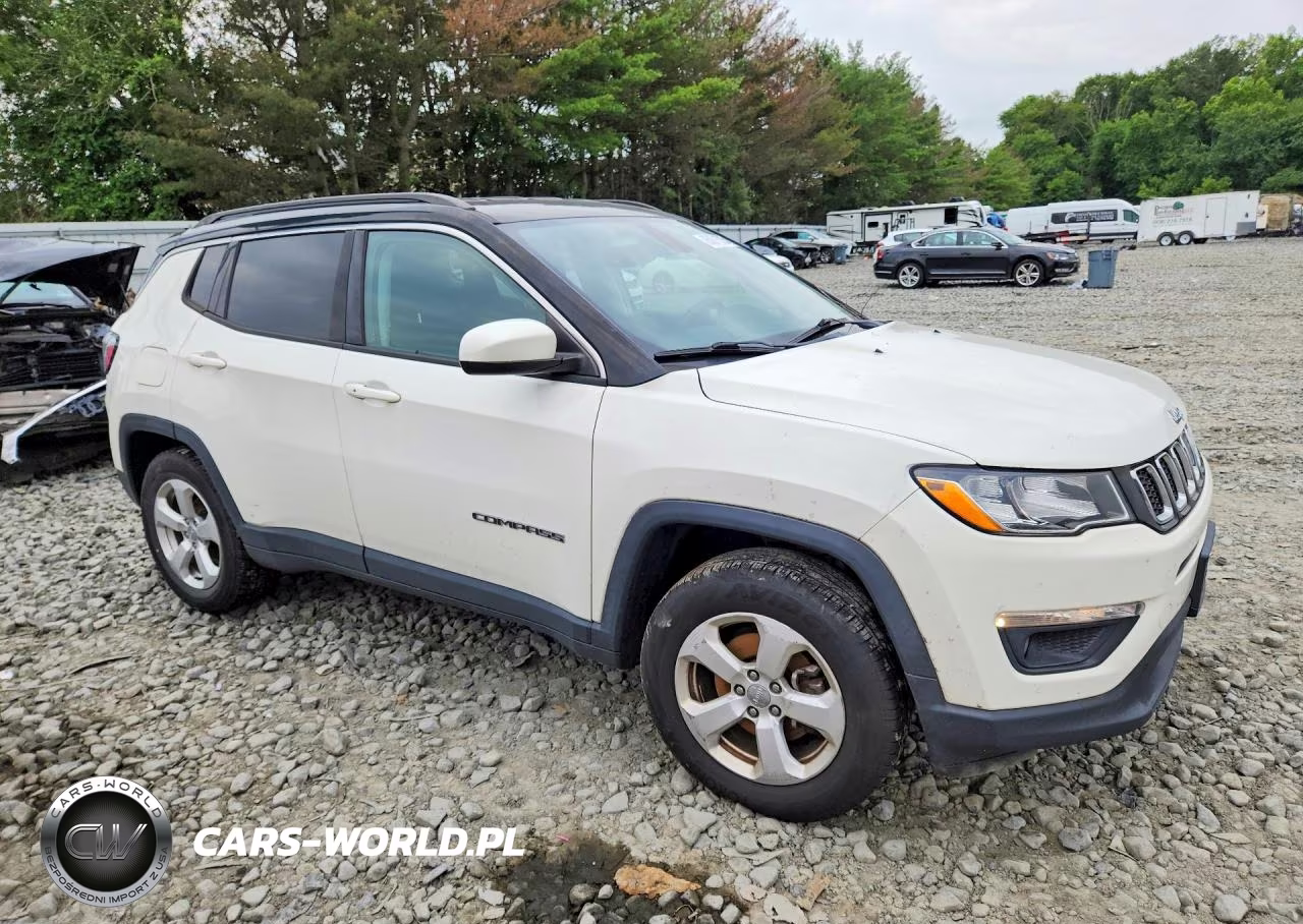 2018 Jeep Compass Latitude VIN:3C4NJDBB1JT261831 - 4