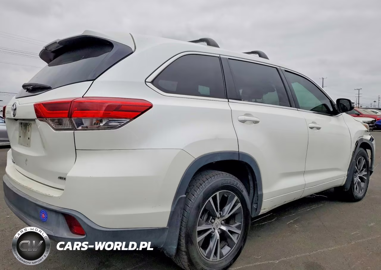 2018 Toyota Highlander Le VIN:5TDBZRFH4JS844508 - 3