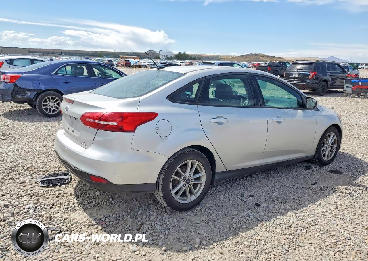 2016 Ford Focus Se VIN:1FADP3F21GL272465 - 3