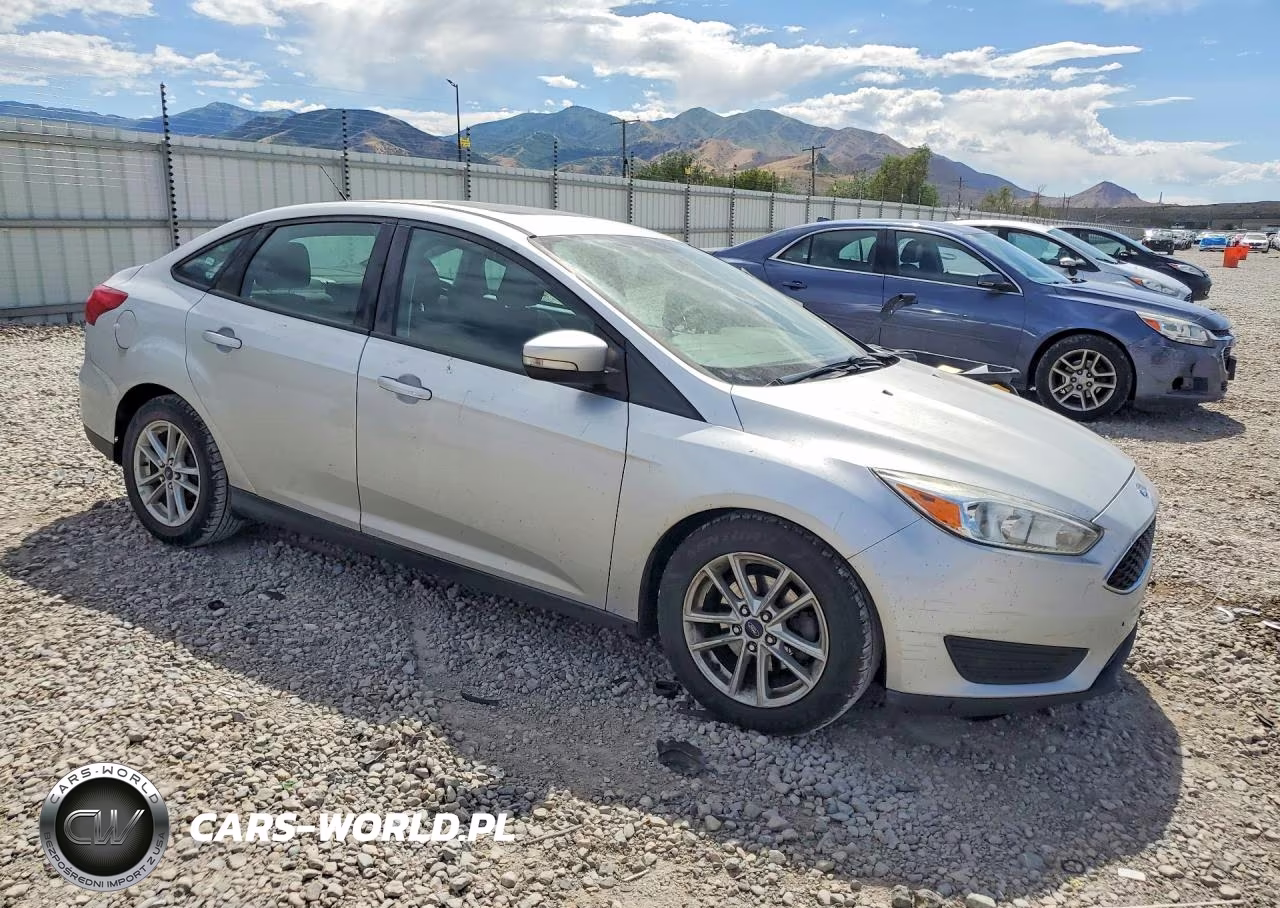 2016 Ford Focus Se VIN:1FADP3F21GL272465 - 4