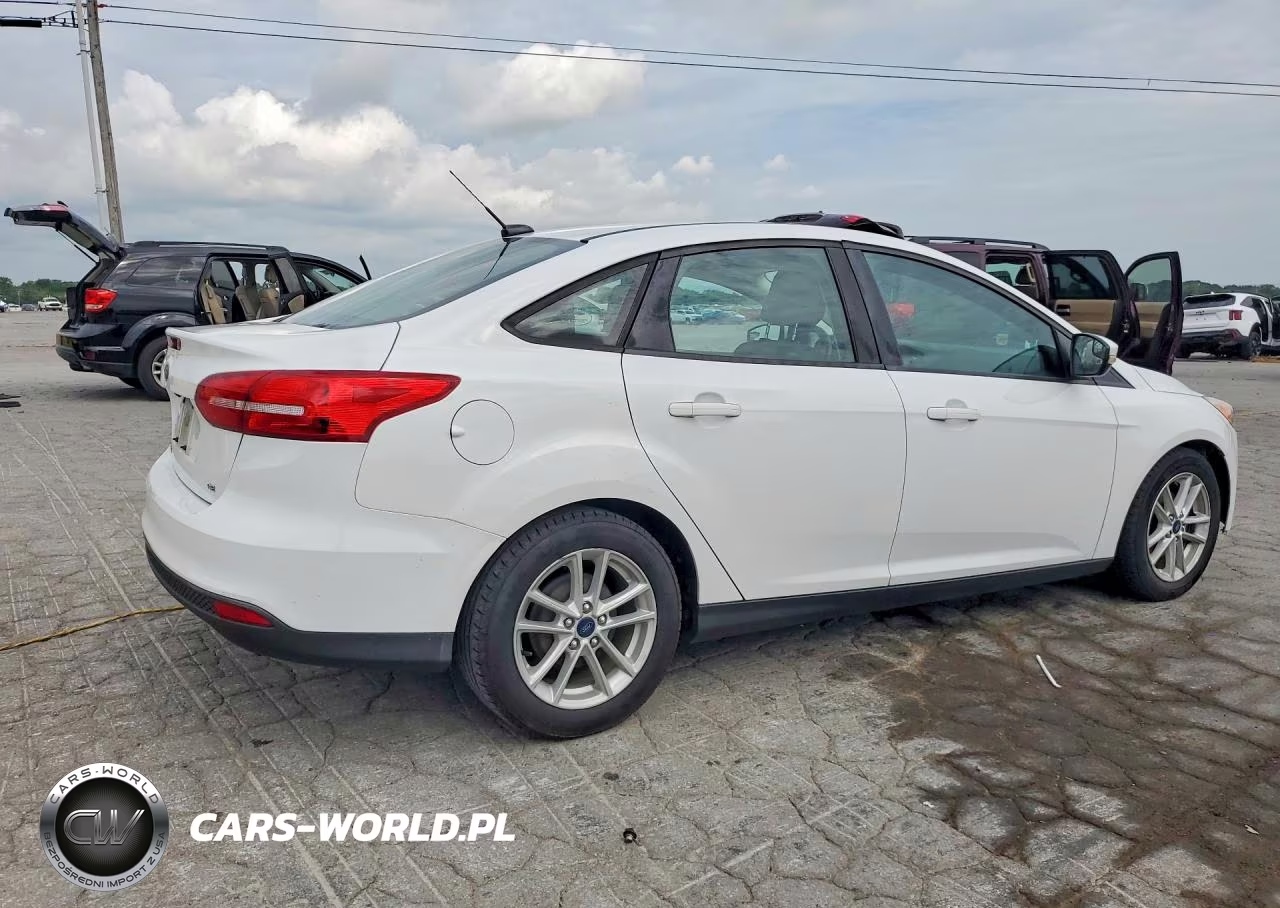 2017 Ford Focus Se VIN:1FADP3F27HL275615 - 3