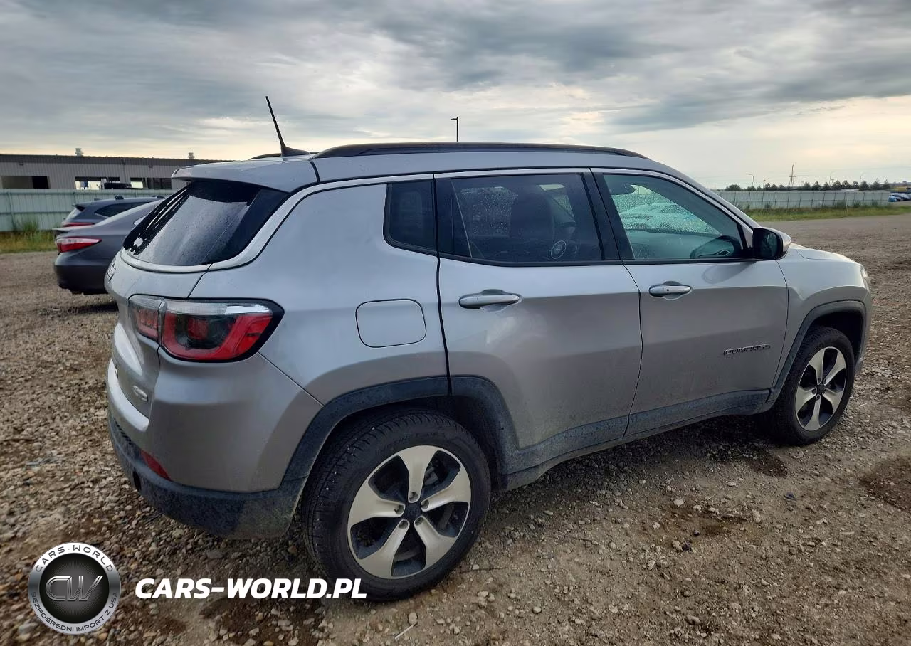 2018 Jeep Compass Latitude VIN:3C4NJDBB3JT104138 - 3