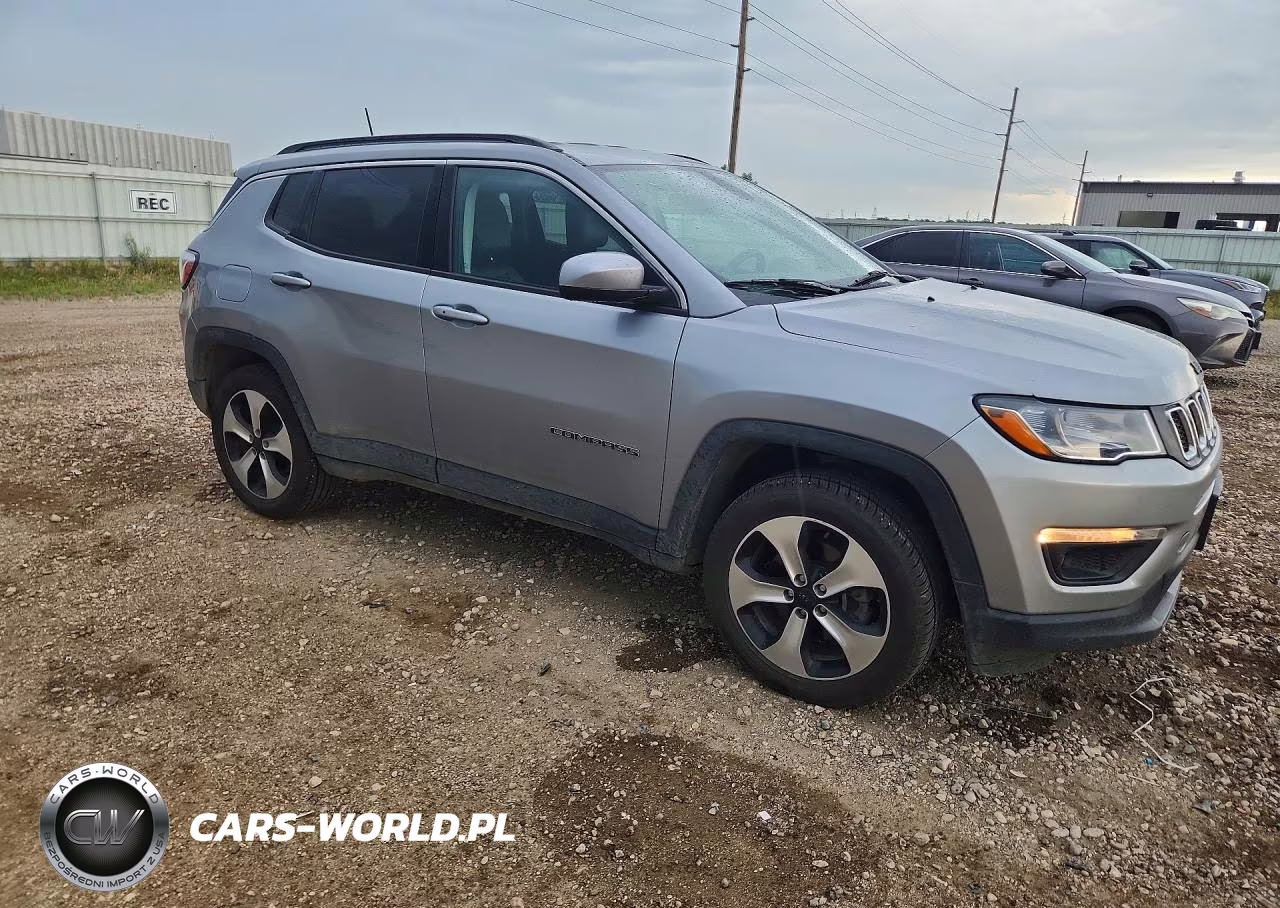 2018 Jeep Compass Latitude VIN:3C4NJDBB3JT104138 - 4