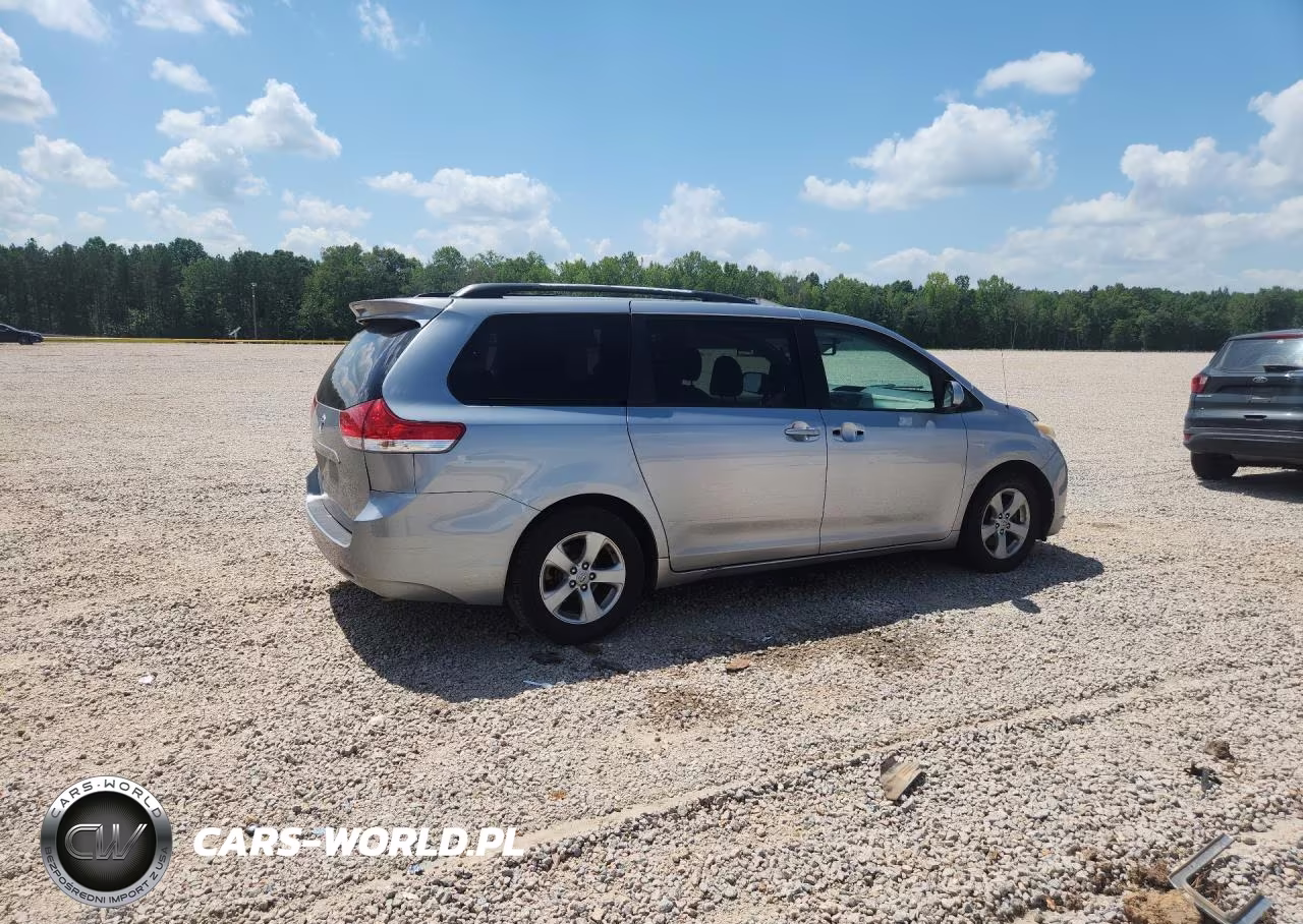2011 Toyota Sienna Le VIN:5TDKK3DC1BS007418 - 3