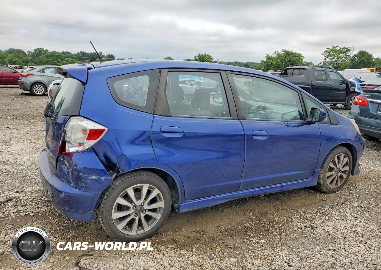 2013 Honda Fit Sport VIN:JHMGE8H53DC023225 - 3