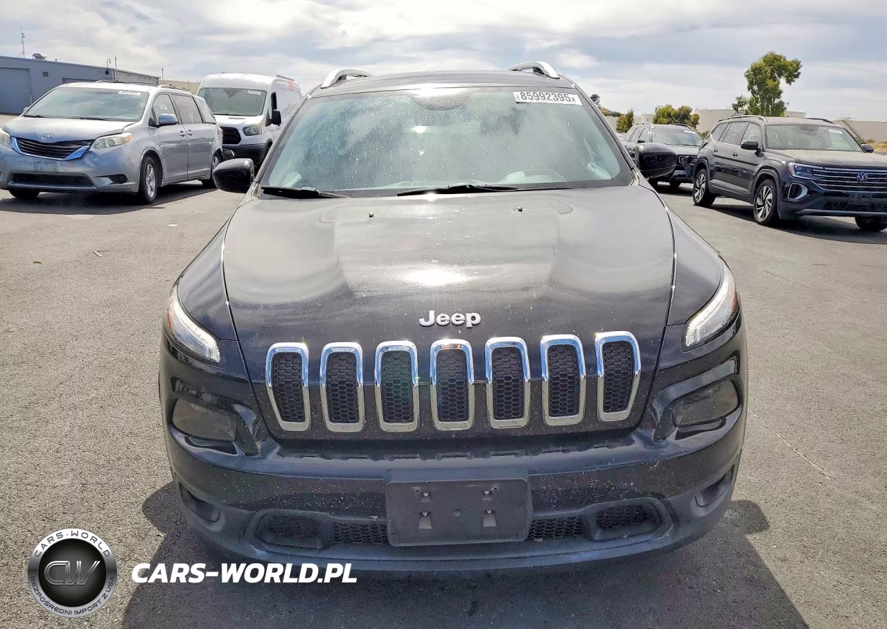 2017 Jeep Cherokee Latitude VIN:1C4PJLCB3HW585661 - 5