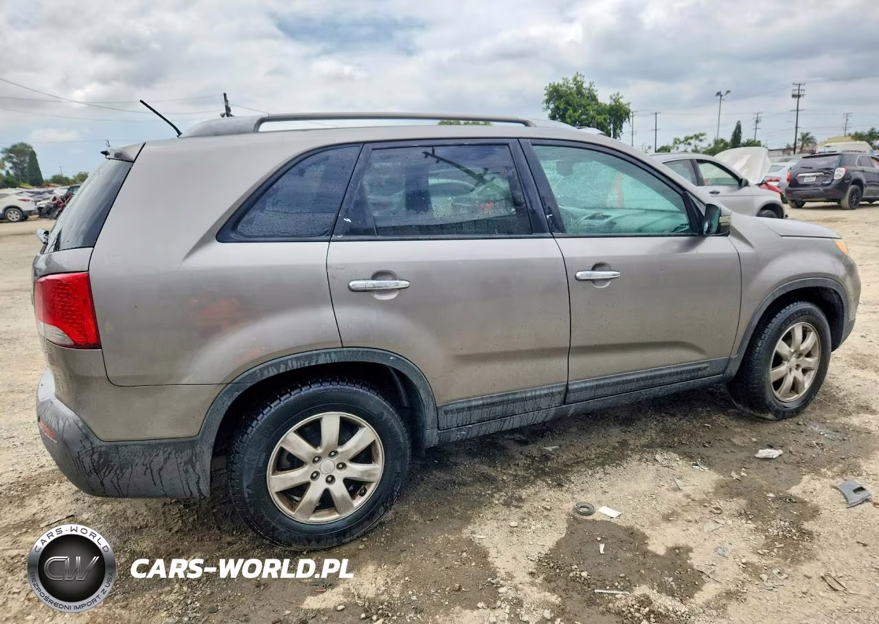 2011 Kia Sorento Lx VIN:5XYKT3A11BG049939 - 3