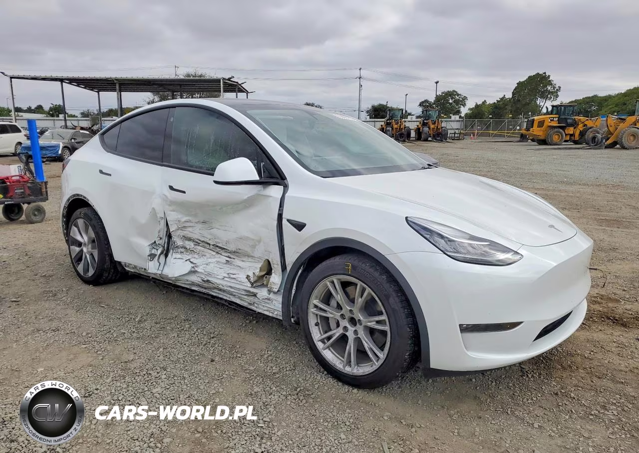 2023 Tesla Model Y VIN:7SAYGDEE0PF611963 - 4