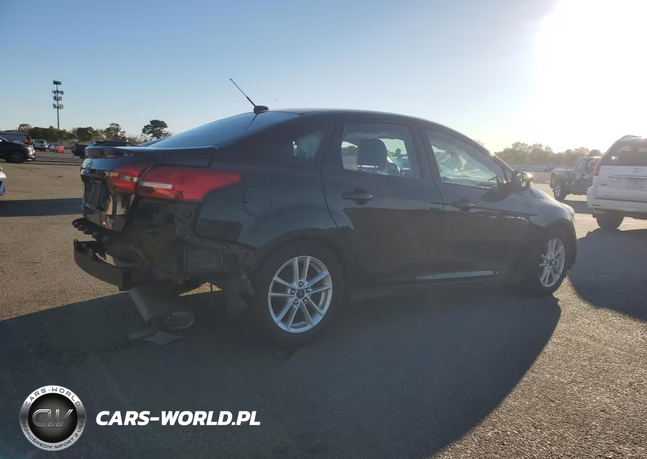 2016 Ford Focus Se VIN:1FADP3F28GL240371 - 3