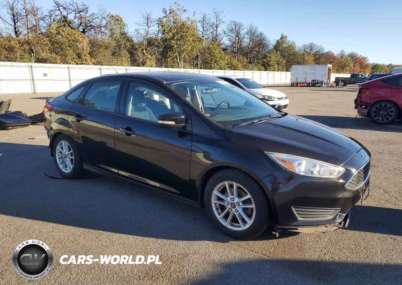 2016 Ford Focus Se VIN:1FADP3F28GL240371 - 4