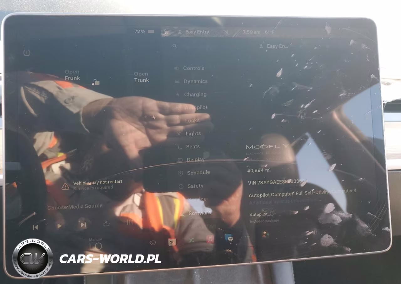 2023 Tesla Model Y VIN:7SAYGAEE3PF833606 - 9