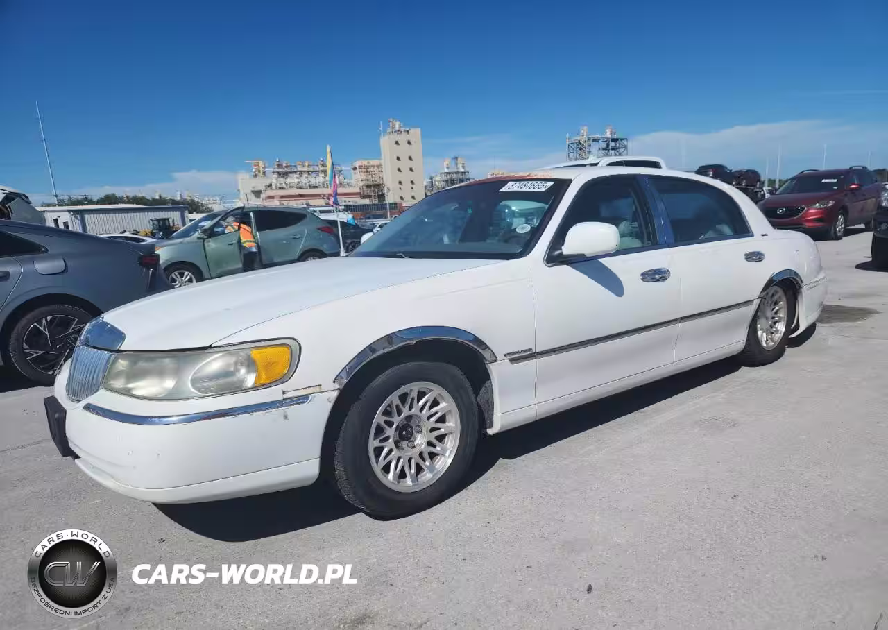 1999 Lincoln Town Car Signature