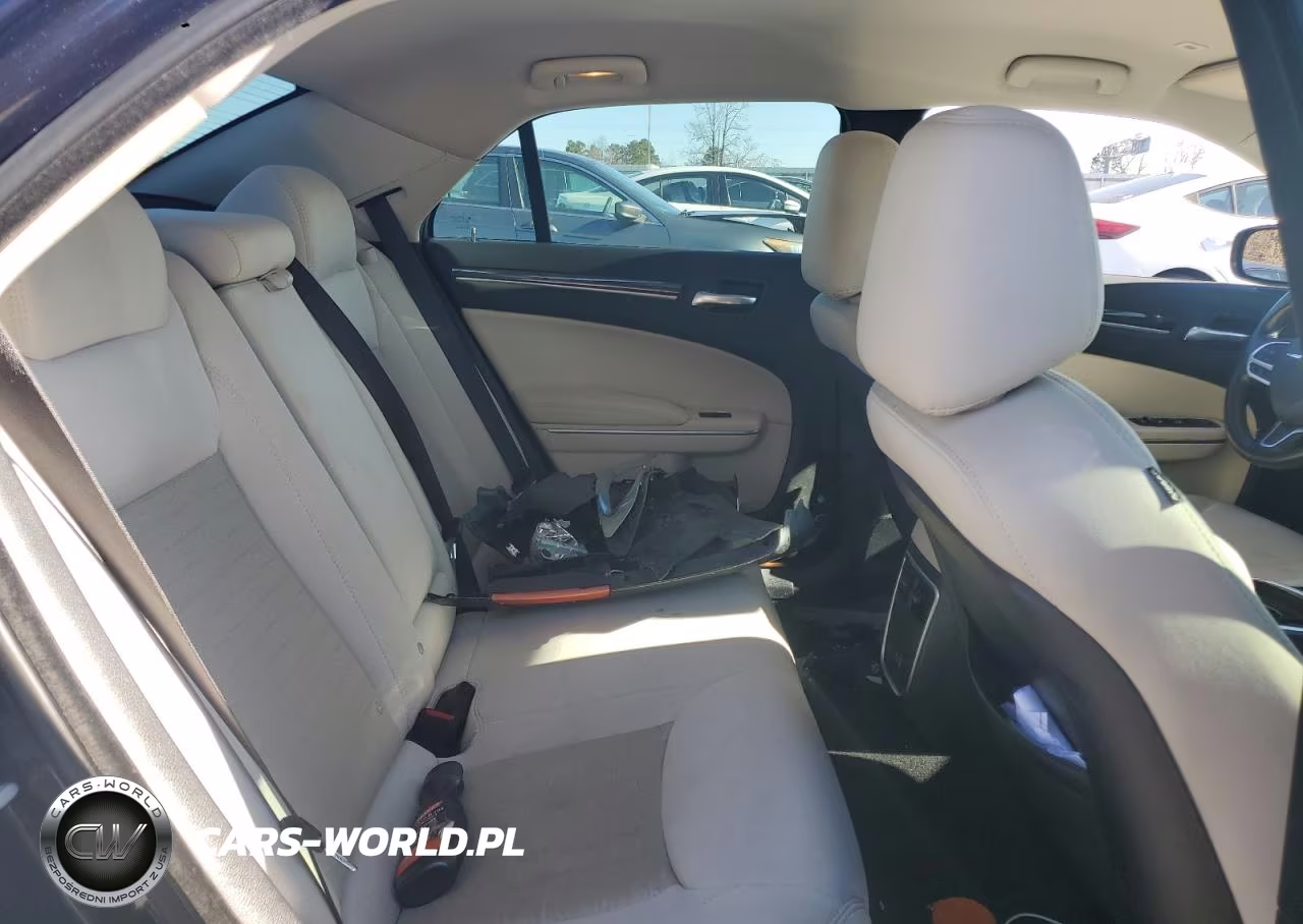 2019 Chrysler 300 Touring VIN:2C3CCAAG5KH667610 - 10