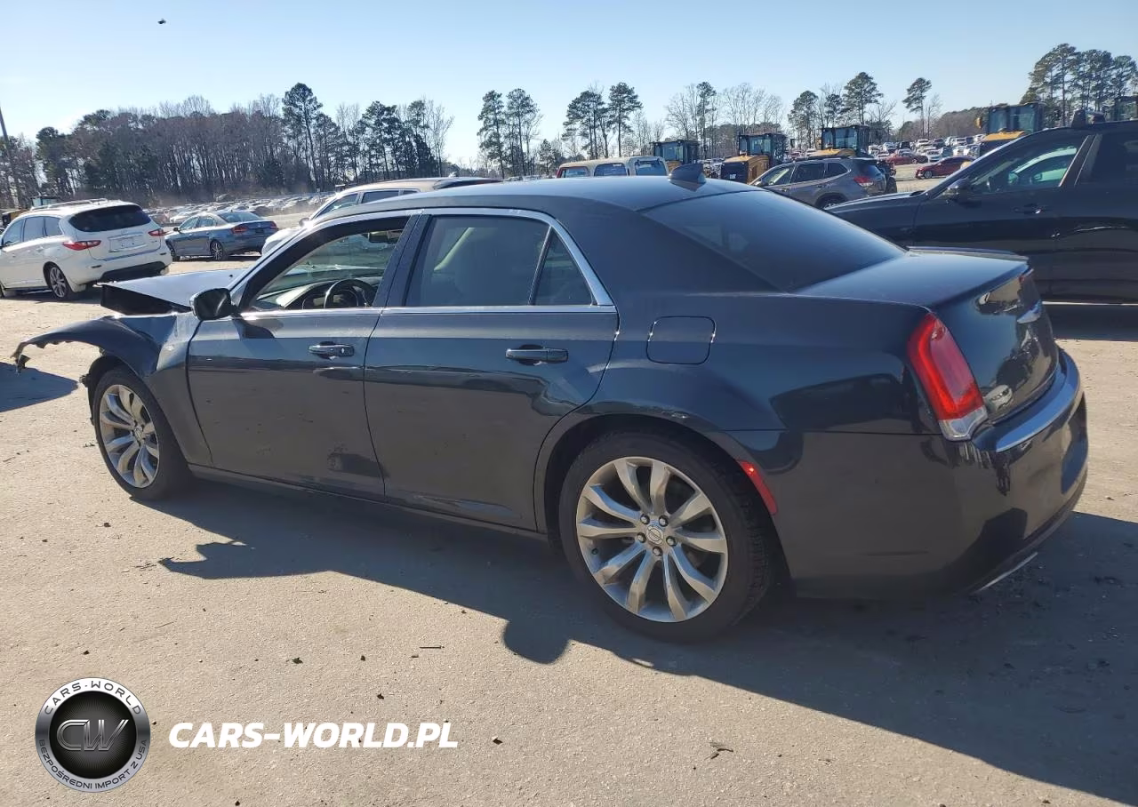 2019 Chrysler 300 Touring VIN:2C3CCAAG5KH667610 - 2