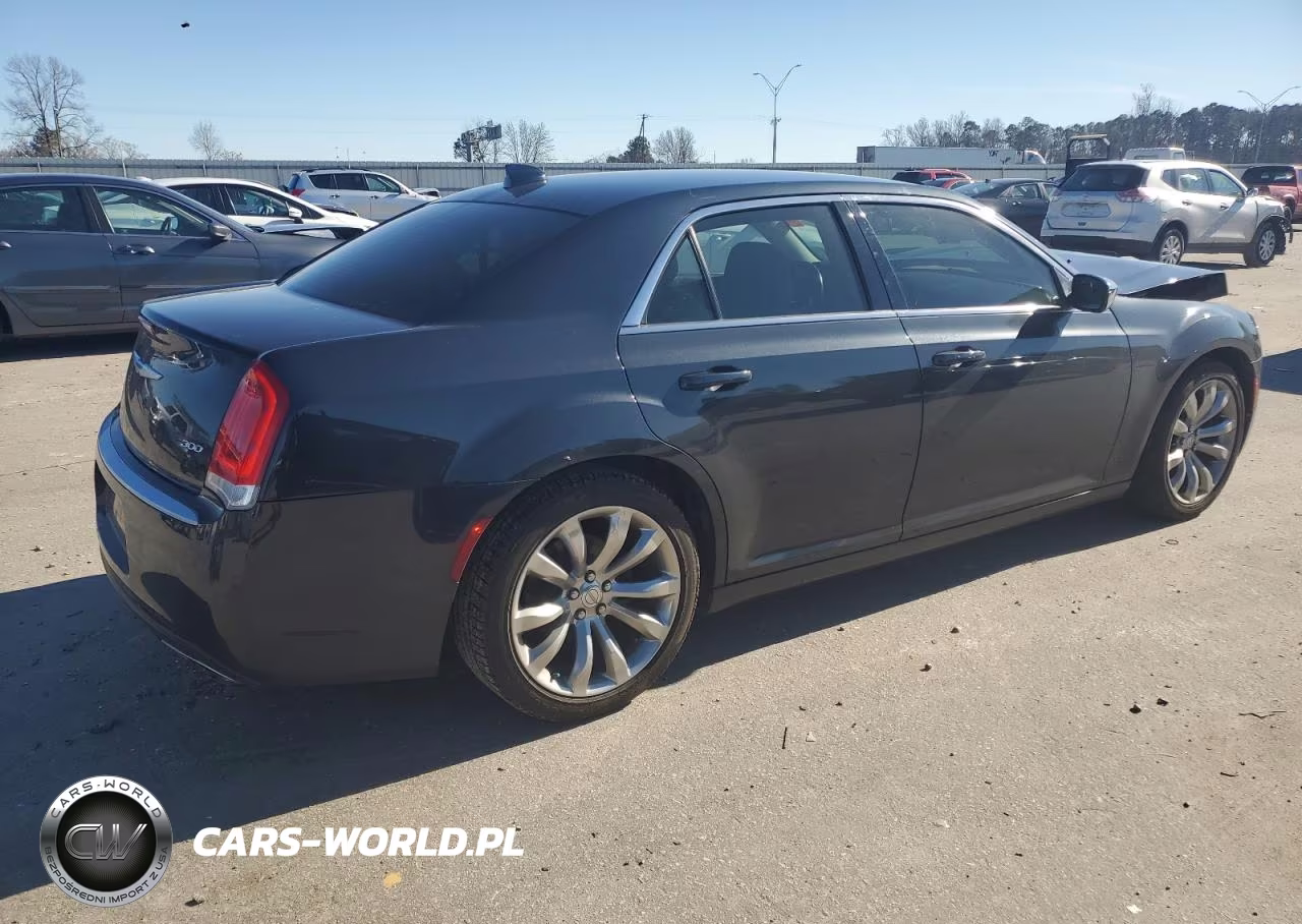 2019 Chrysler 300 Touring VIN:2C3CCAAG5KH667610 - 3