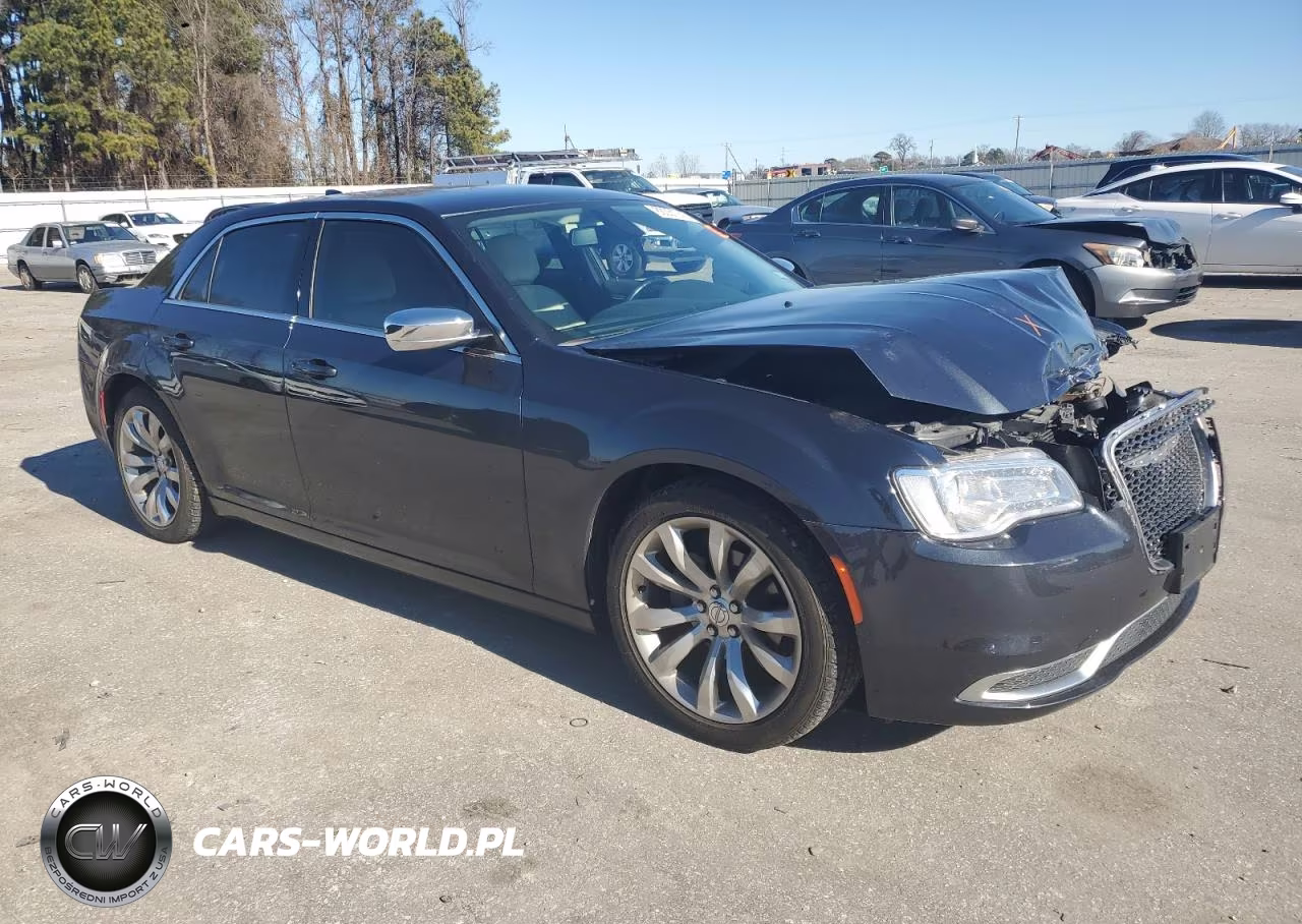 2019 Chrysler 300 Touring VIN:2C3CCAAG5KH667610 - 4