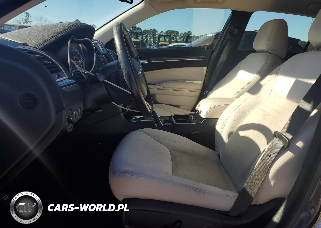 2019 Chrysler 300 Touring VIN:2C3CCAAG5KH667610 - 7