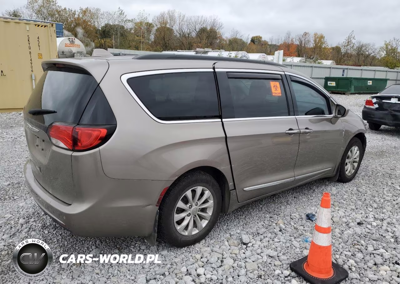 2017 Chrysler Pacifica Touring L VIN:2C4RC1BG3HR636248 - 3