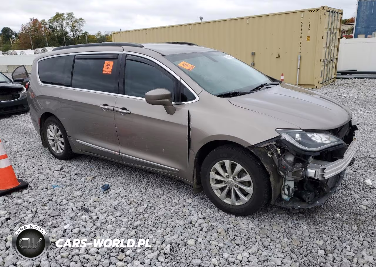2017 Chrysler Pacifica Touring L VIN:2C4RC1BG3HR636248 - 4