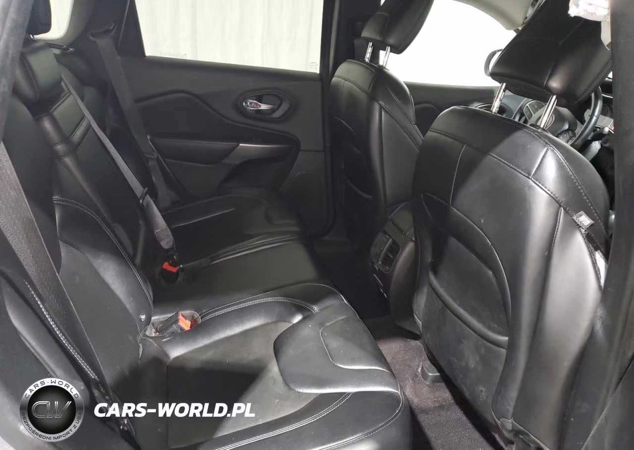 2019 Jeep Cherokee Latitude Plus VIN:1C4PJMLBXKD182169 - 11