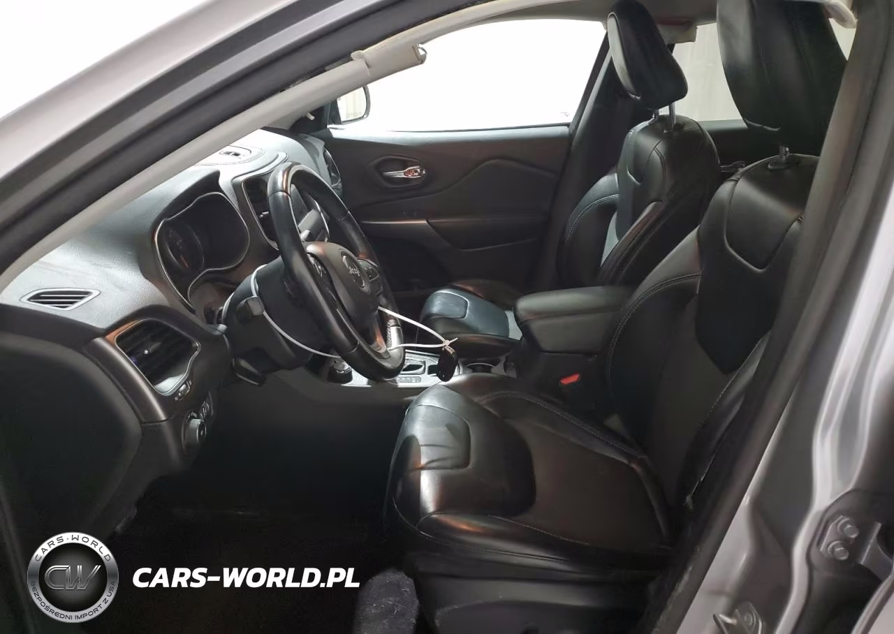 2019 Jeep Cherokee Latitude Plus VIN:1C4PJMLBXKD182169 - 7