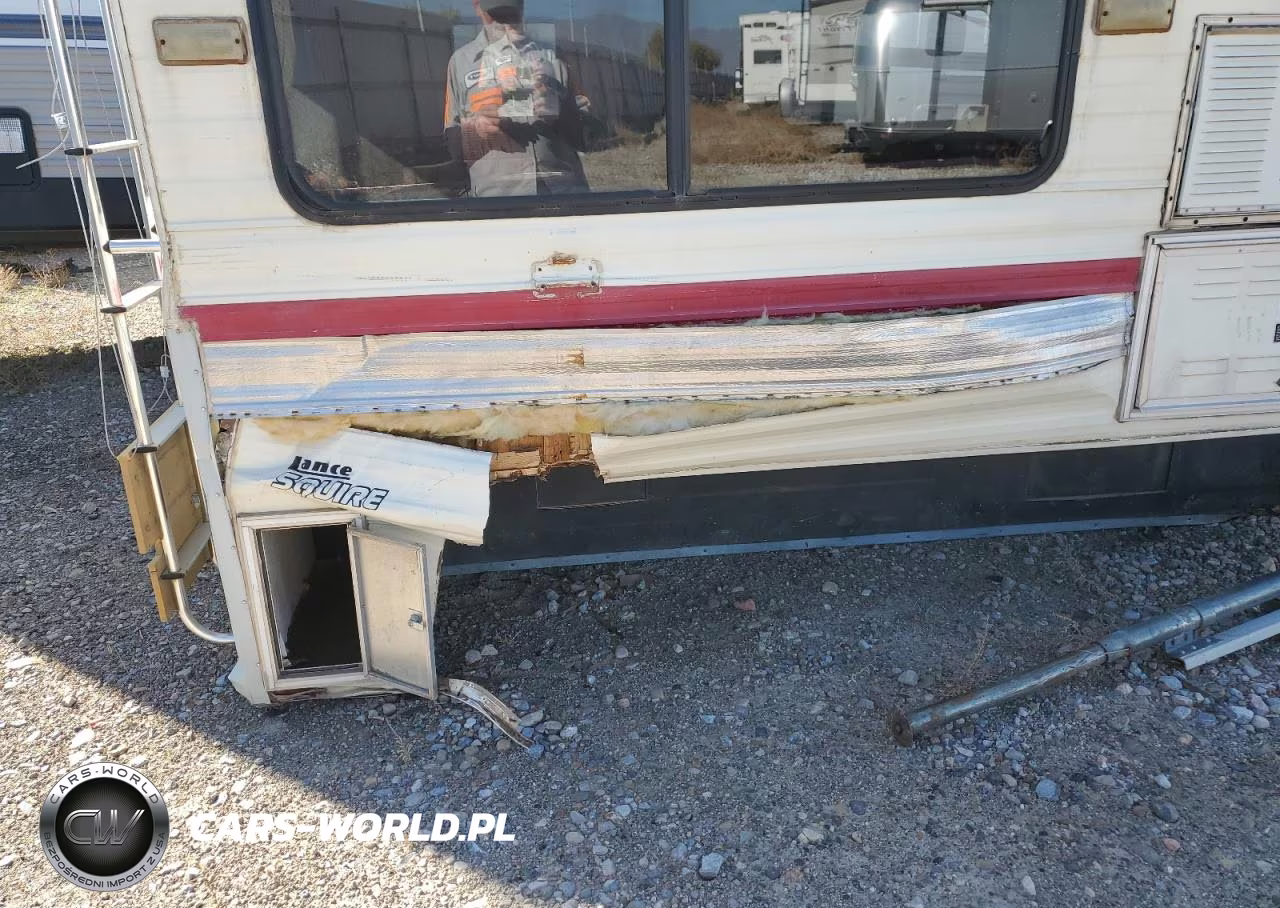 1992 Lance 2400 Camper VIN:1804586 - 9