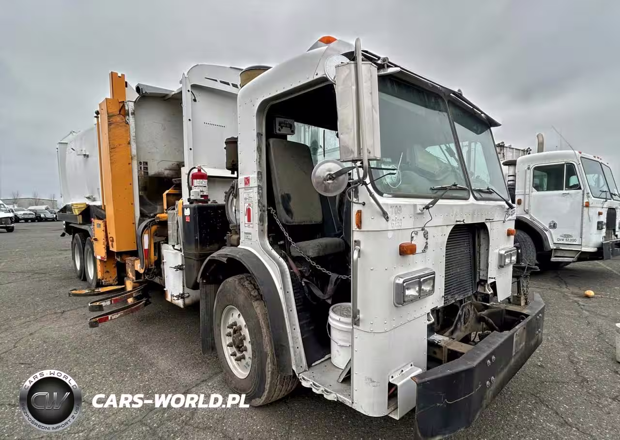 2009 Peterbilt 320 Refuse Truck
