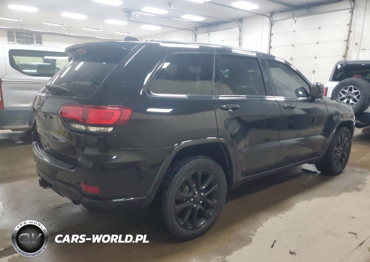 2017 Jeep Grand Cherokee Laredo VIN:1C4RJFAG4HC721824 - 3