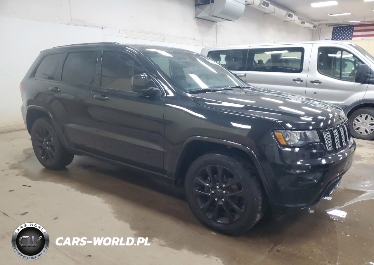 2017 Jeep Grand Cherokee Laredo VIN:1C4RJFAG4HC721824 - 4