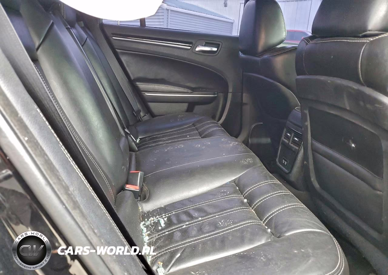 2019 Chrysler 300 S VIN:2C3CCABGXKH555464 - 10