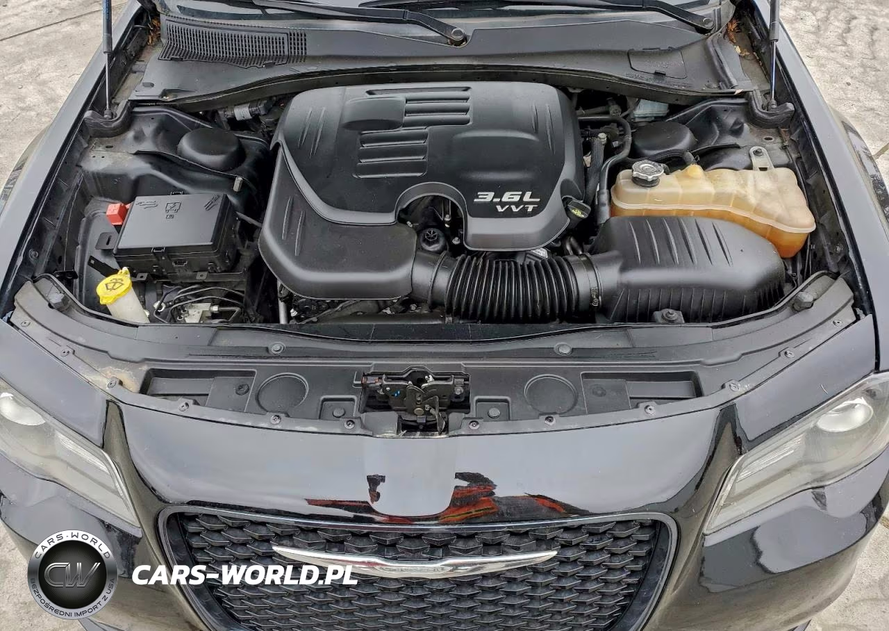 2019 Chrysler 300 S VIN:2C3CCABGXKH555464 - 11
