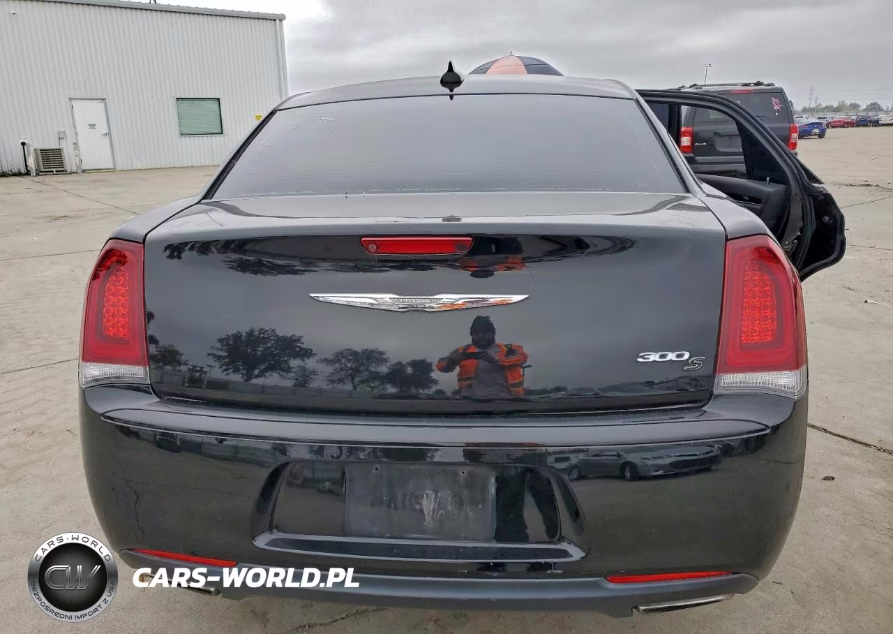 2019 Chrysler 300 S VIN:2C3CCABGXKH555464 - 6