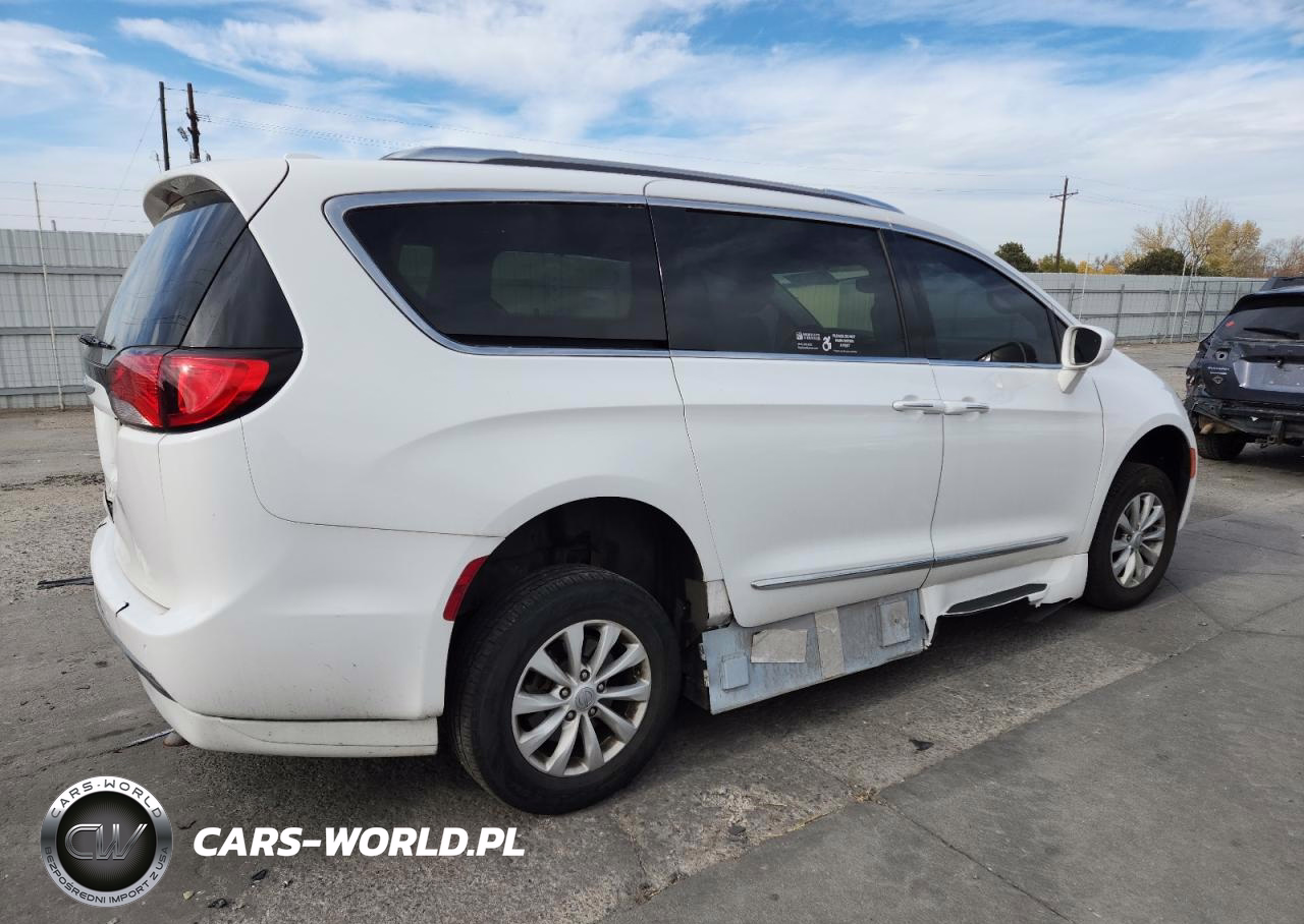 2019 Chrysler Pacifica Touring L VIN:2C4RC1BG2KR603393 - 3