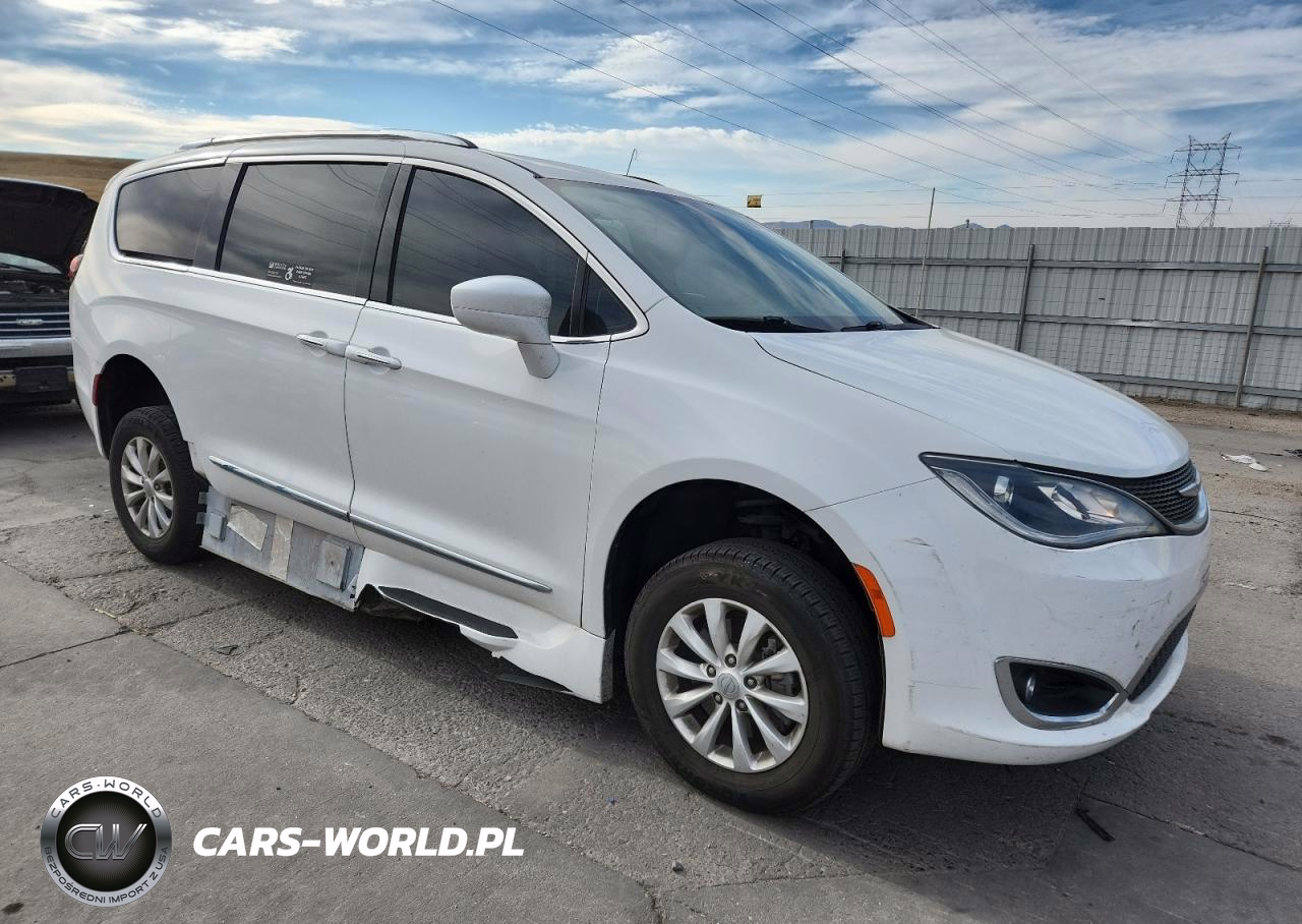 2019 Chrysler Pacifica Touring L VIN:2C4RC1BG2KR603393 - 4