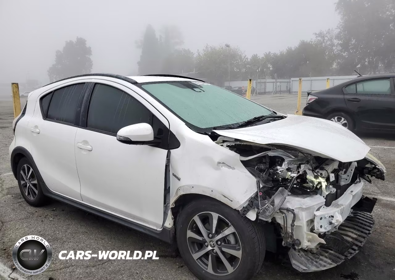 2018 Toyota Prius C VIN:JTDKDTB38J1612643 - 4