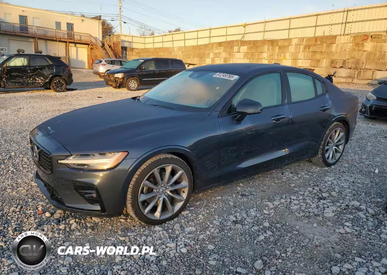 2021 Volvo S60 T5 Momentum