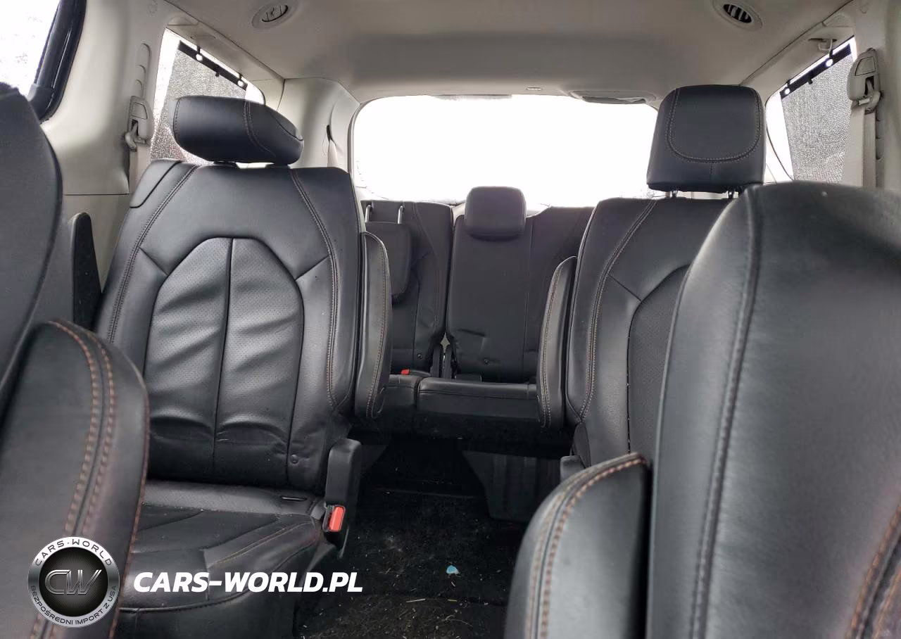 2018 Chrysler Pacifica Touring L VIN:2C4RC1BG0JR100413 - 10