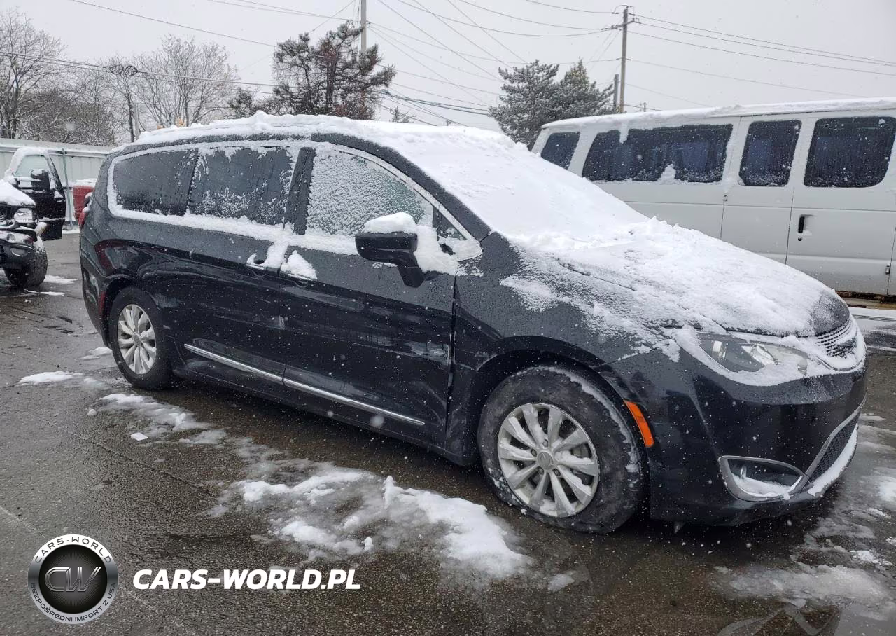 2018 Chrysler Pacifica Touring L VIN:2C4RC1BG0JR100413 - 4