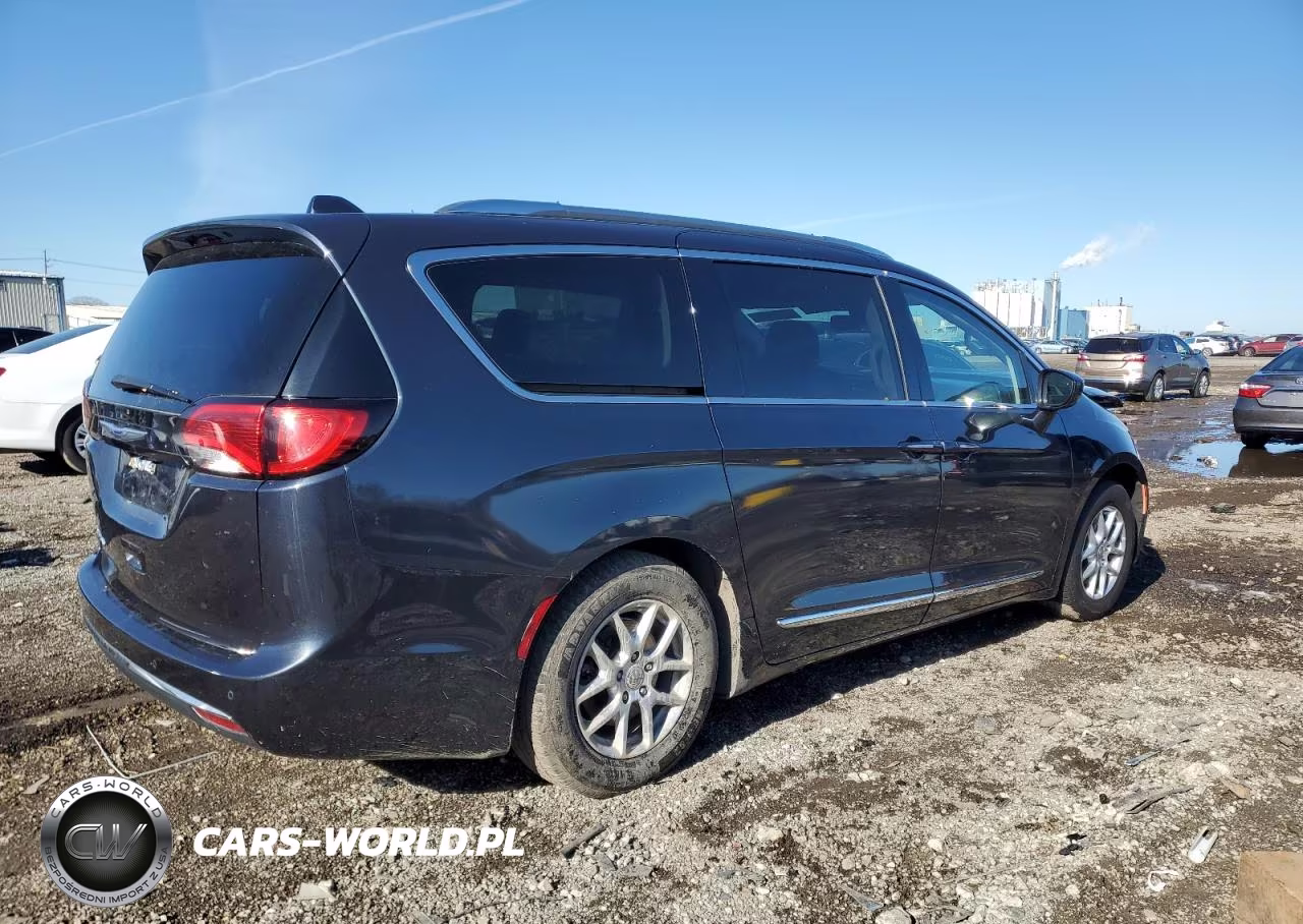 2020 Chrysler Pacifica Touring L VIN:2C4RC1BG8LR271266 - 3